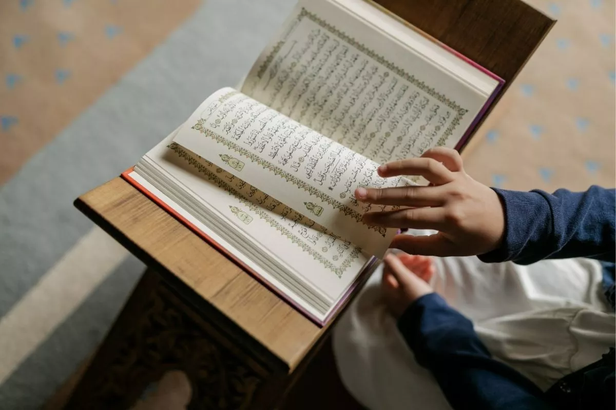 Panduan 9 Adab Membaca Al-Quran yang Baik dan Benar