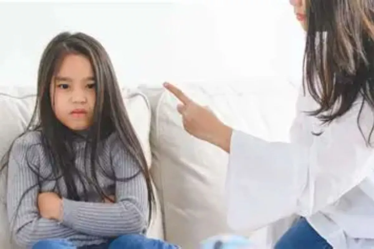Mengenal Helicopter Parenting, Pola Asuh yang Hambat Tumbuh Kembang