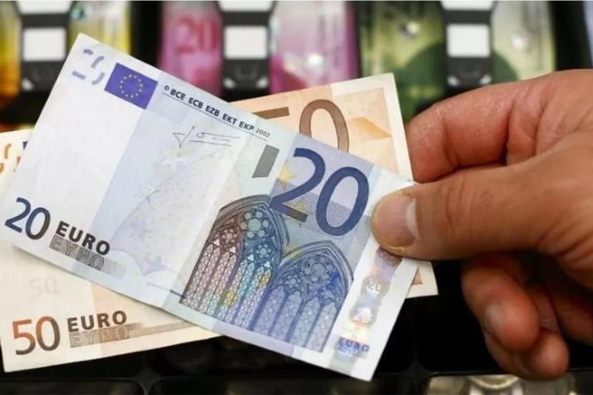 Dolar AS Perkasa, Mata Uang Euro Ambles ke Posisi Terendah