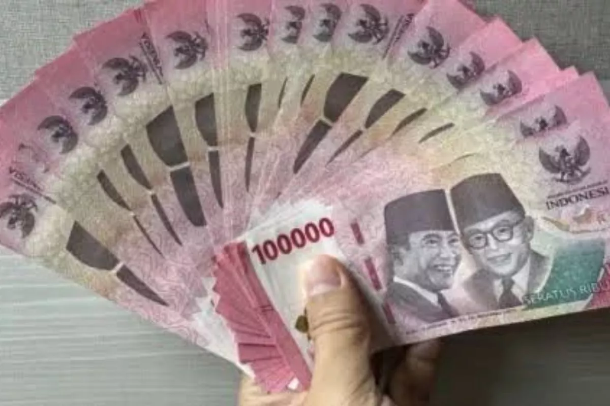 Rupiah Ditutup Anjlok ke Rp18.111 per Dolar AS Usai The Fed Tahan Suku Bunga