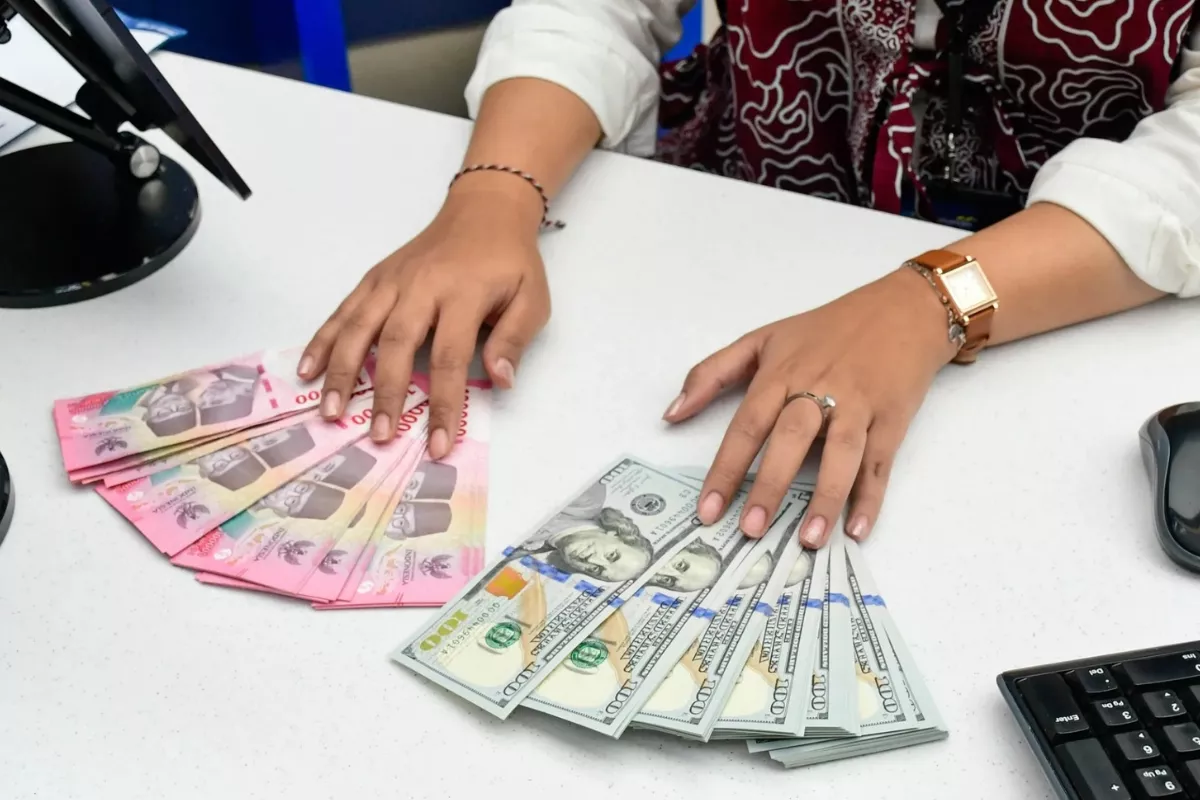 Rupiah Pagi Ini Melemah ke Rp17.951 per Dolar AS pada 1 Juli 2026