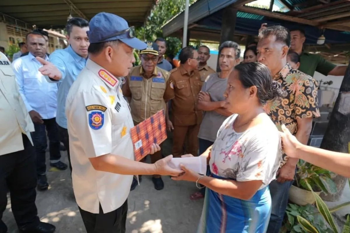 Mendagri Serahkan Bantuan Duka Korban Gempa di Nagekeo NTT