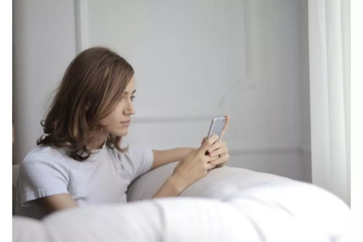 Cara Ampuh dan Tips Mengatasi Doomscrolling bagi Pengguna Smartphone