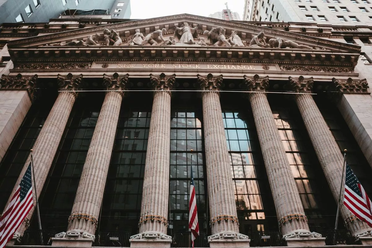  Wall Street Jatuh, Indeks Nasdaq Ambrol 4 Persen Akibat Suku Bunga 