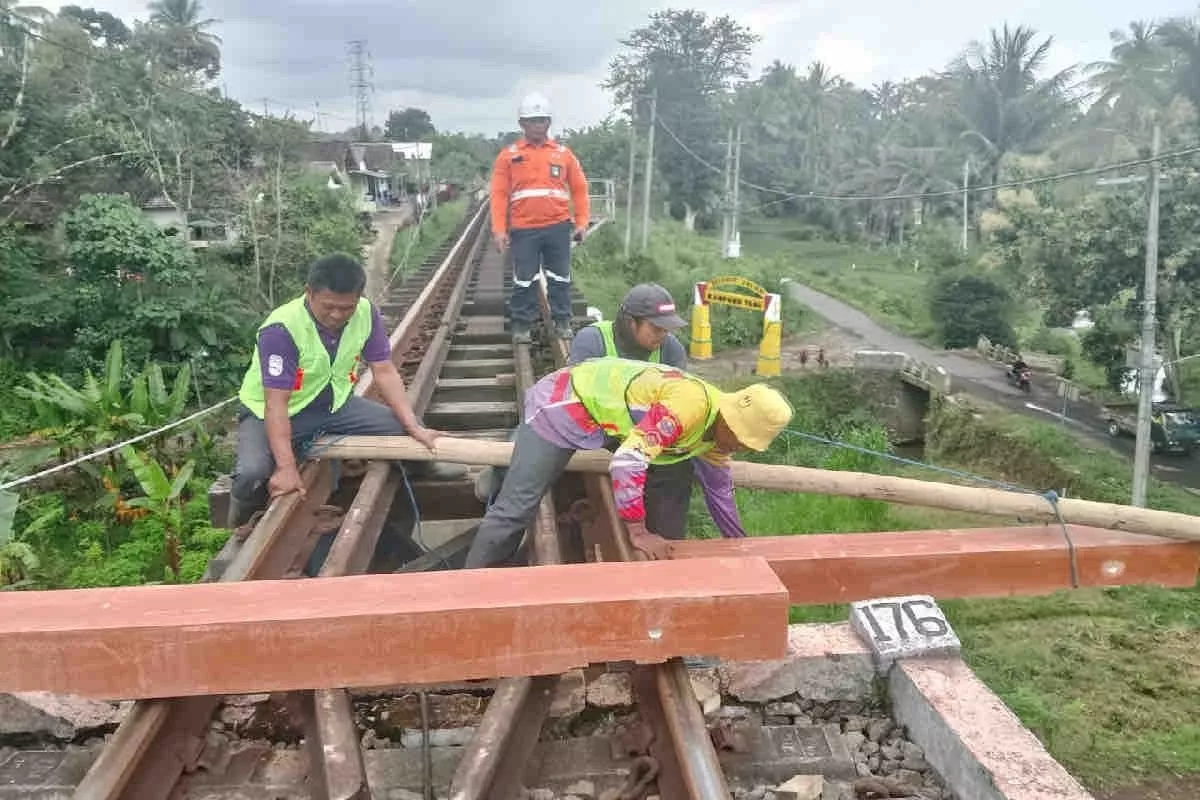 KAI Divre I Sumatera Utara Pasang 3.131 Bantalan Sintetis Rel