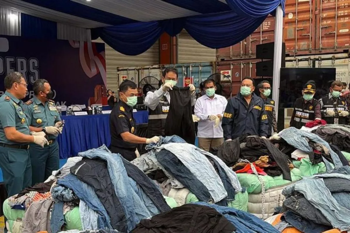 Tak Diserap Industri, Menkeu Purbaya Pilih Musnahkan Pakaian Bekas