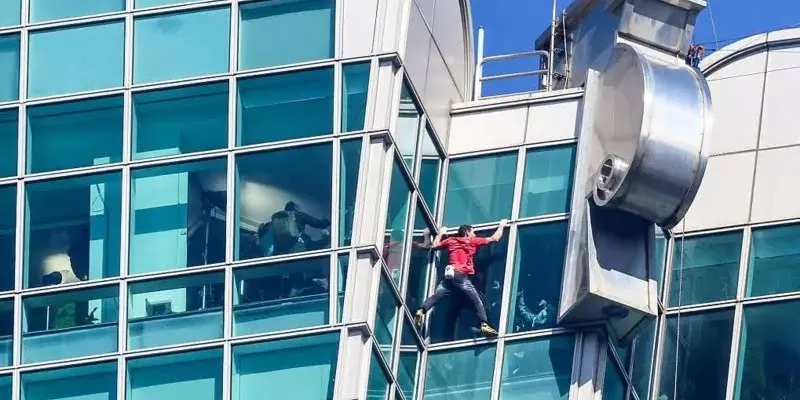 Nekat Tanpa Tali! Alex Honnold Free Solo Panjat Gedung Taipei 101