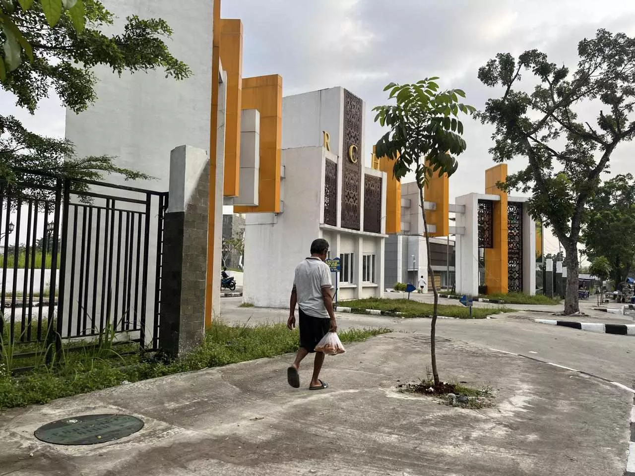 PUPR Riau Kembali Pasang Besi Penutup Drainase di Depan Gedung RCH