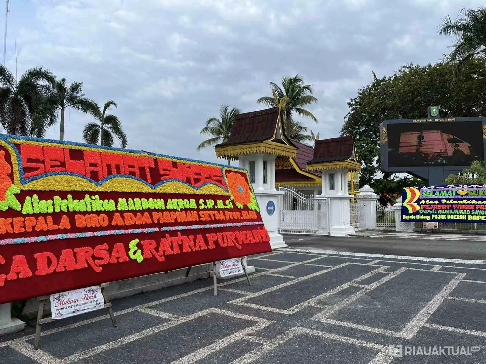 Jelang Pelantikan Pejabat Eselon II, Gedung Daerah Dihiasi Papan Ucapan