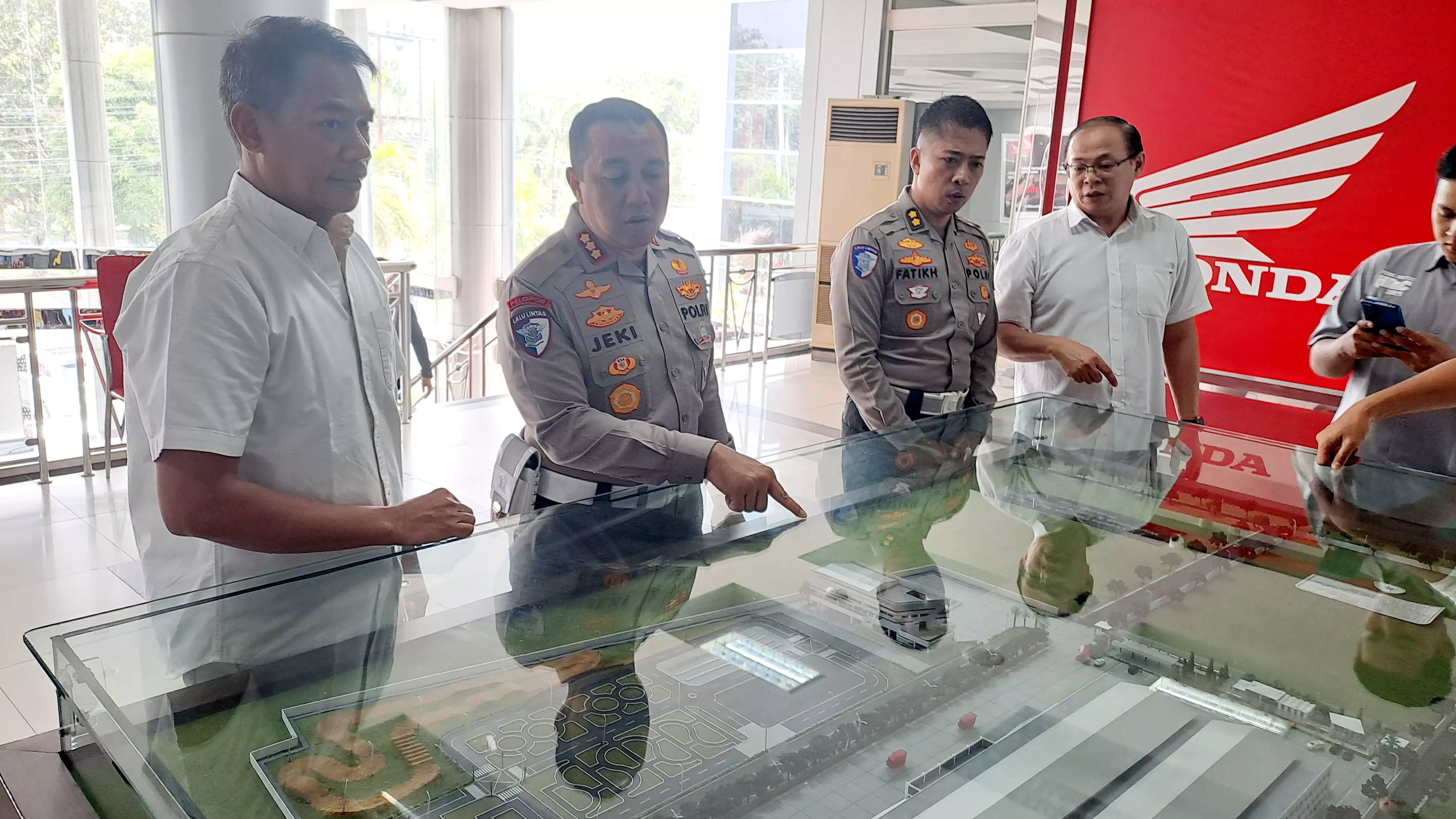 Perkuat Sinergi Kampanye #Cari_Aman Berkendara, Dirlantas Polda Riau Kunjungi PT Capella Dinamik Nusantara Riau