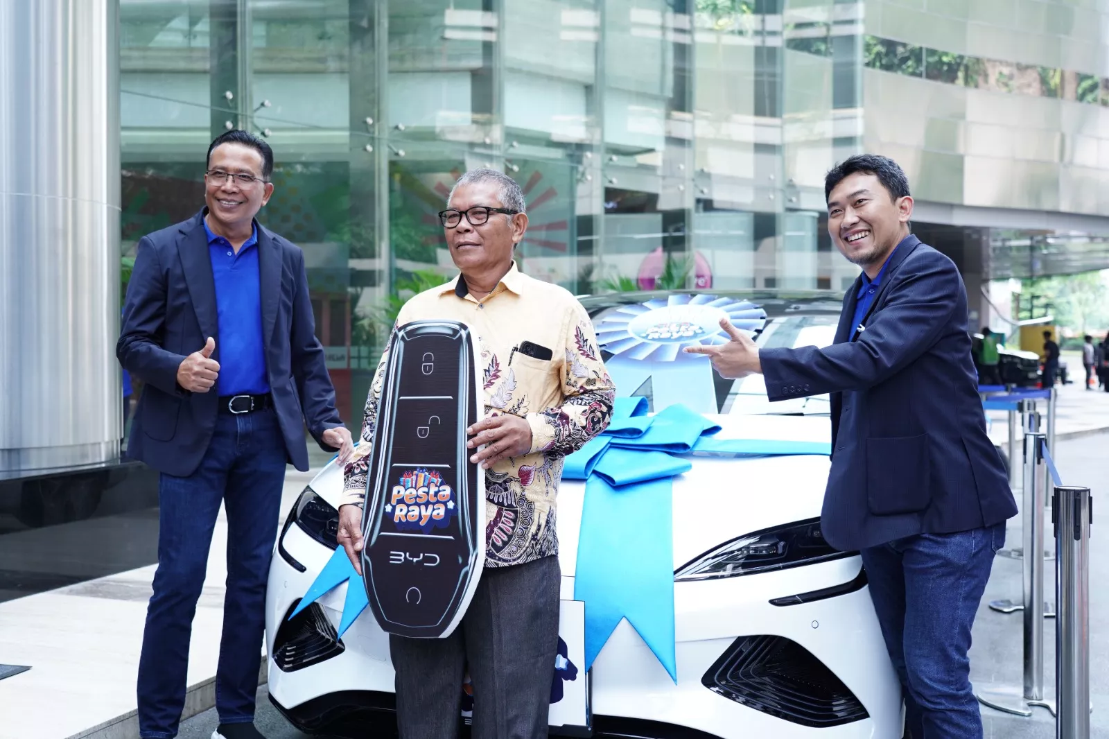 Bank Raya Umumkan Pemenang Pesta Raya, BYD Seal hingga Motor Listrik Diboyong Nasabah