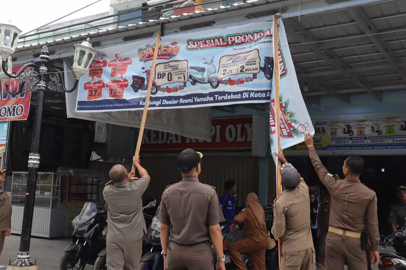 Satpol PP dan Bapenda Siak Tertibkan Reklame Liar