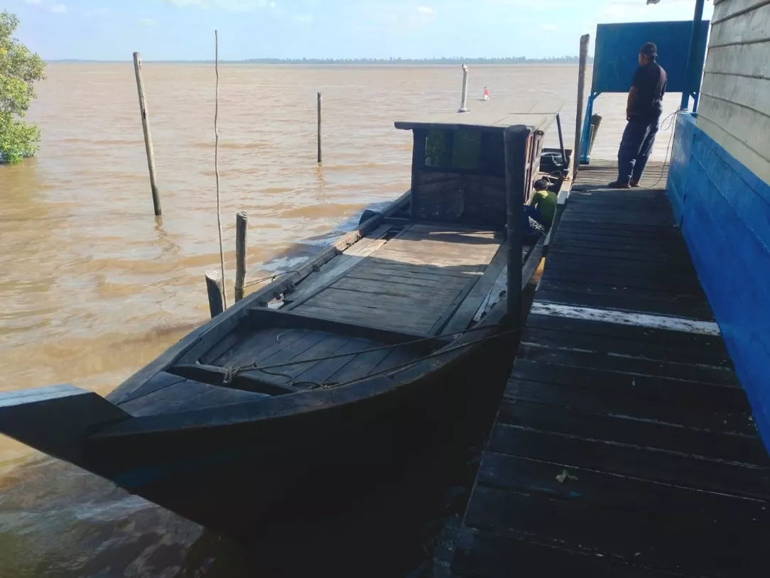 Satpolairud Polres Siak Bongkar Ilegal Logging di Perairan Mengkapan