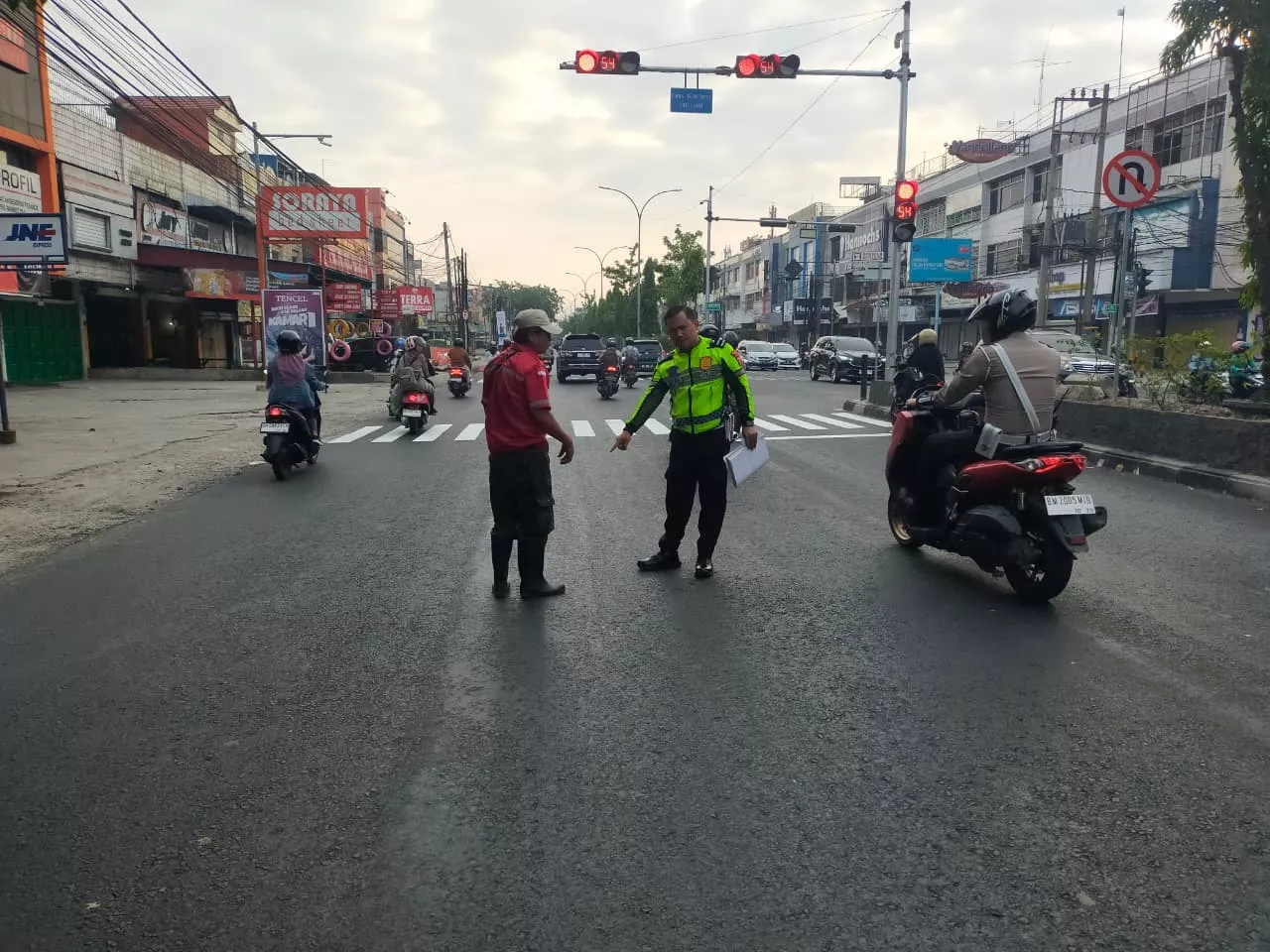Detik-detik Petugas Marka Jalan Tewas Ditabrak Mobil di Pekanbaru