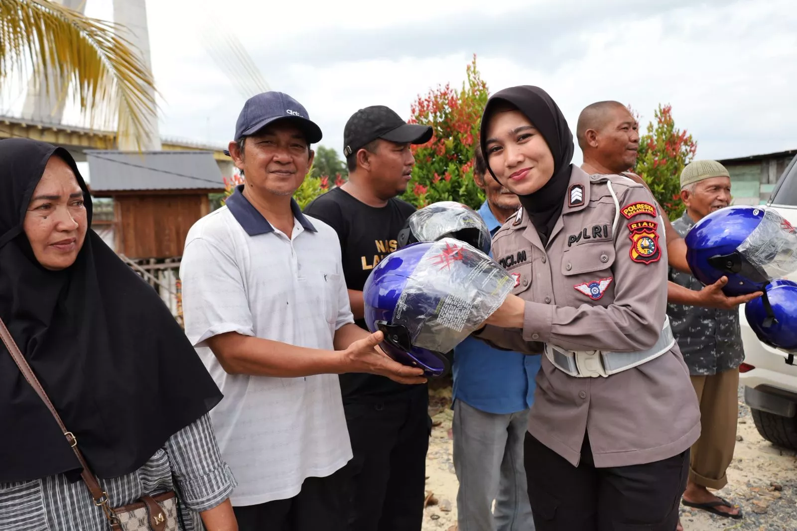 Satlantas Polresta Pekanbaru Kampanyekan Keselamatan dengan Berbagi Helm Gratis