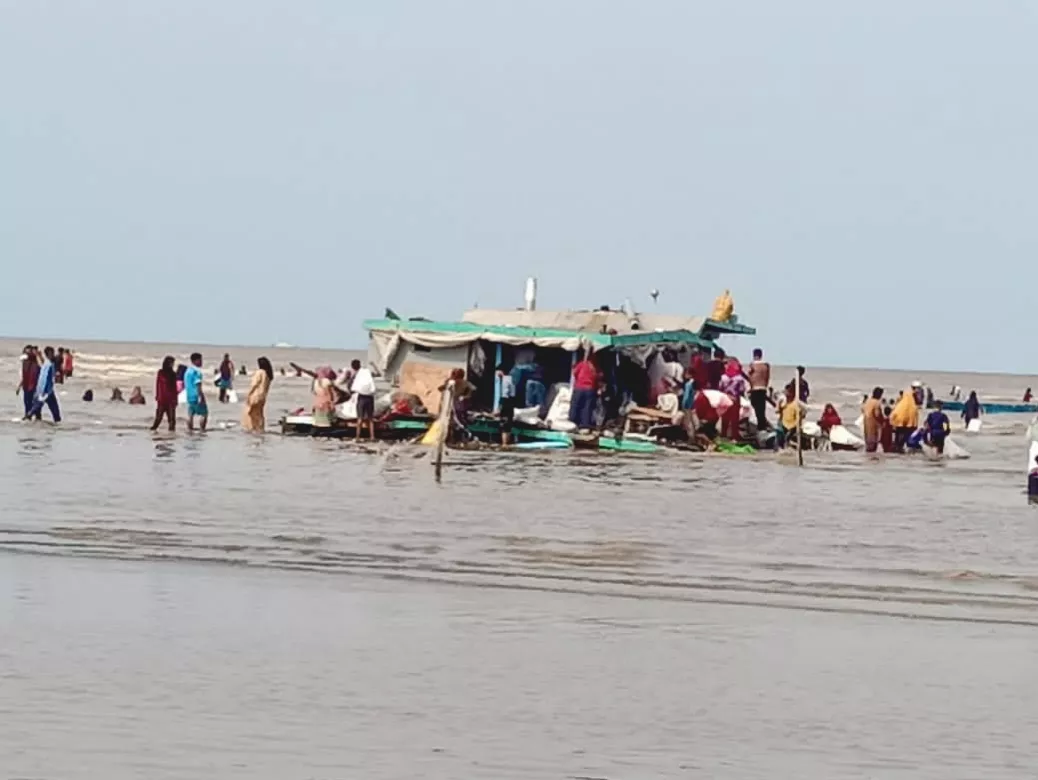 Kapal Pengangkut Sembako Karam Dihantam Ombak di Perairan Bengkalis