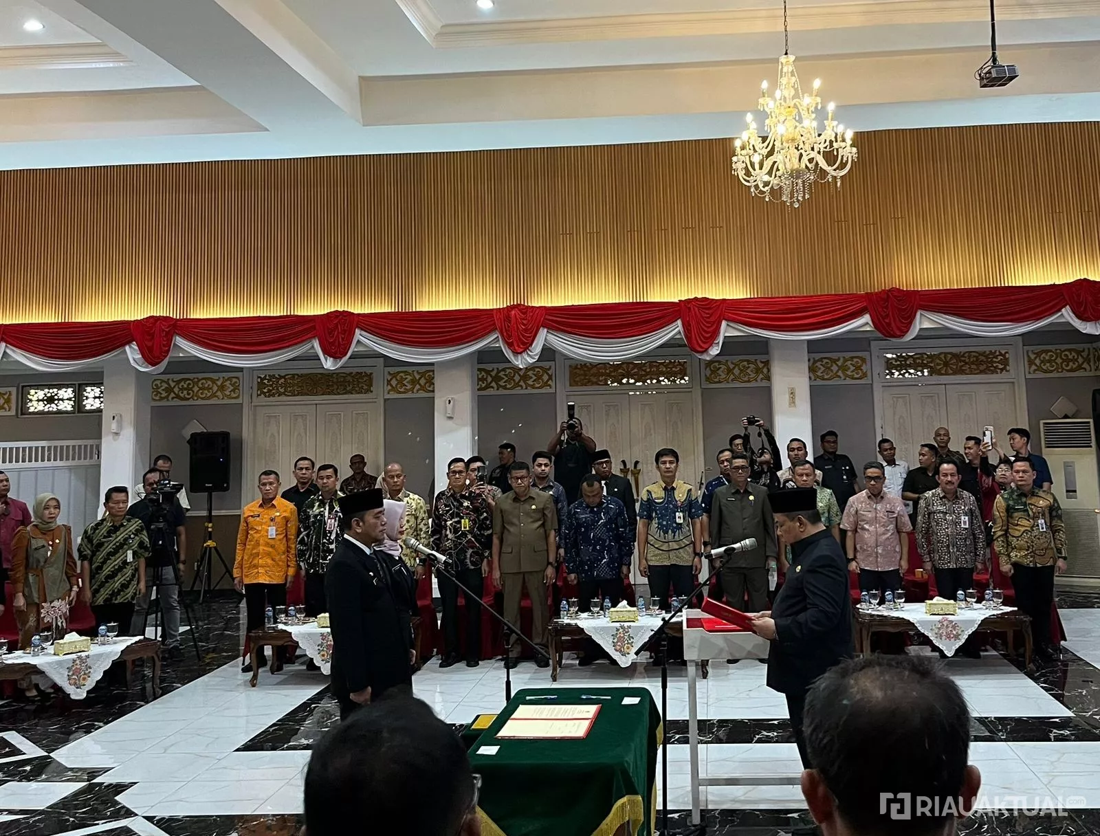 Plt Gubri Lantik Sekwan dan Dirut RSUD Arifin Achmad