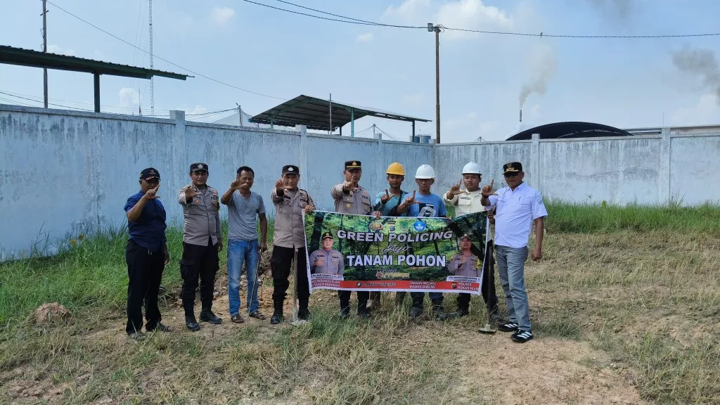 Kapolsek Rimba Melintang Green Policing dan Tanam Pohon di Lingkungan Perusahaan