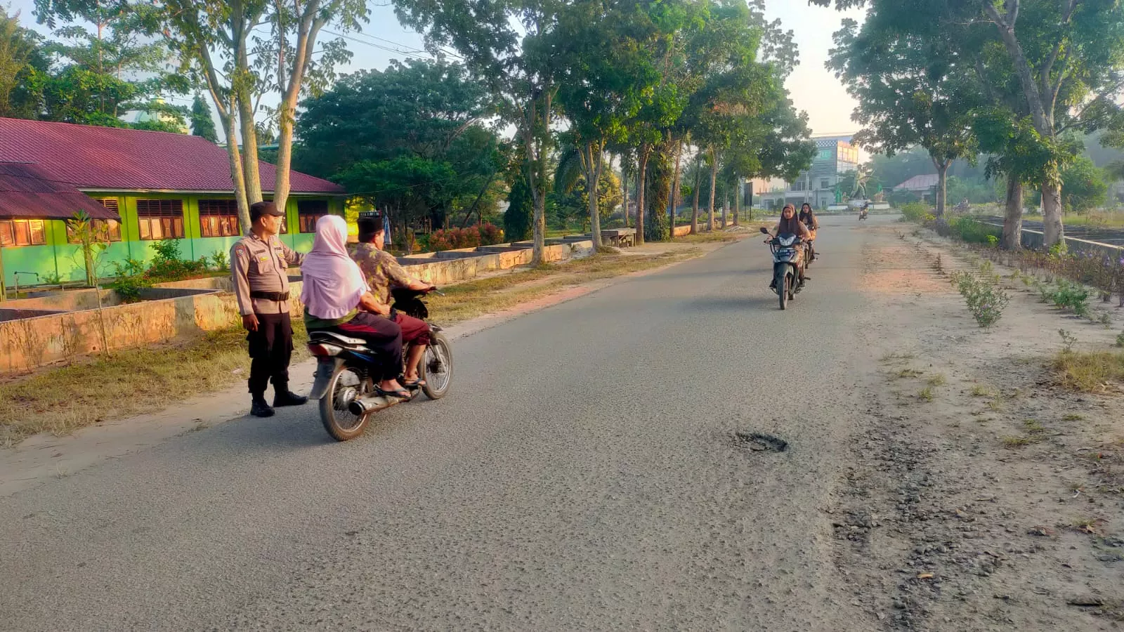 Polisi Siaga Pagi, Polsek Bangko Pusako Gelar Strong Point di Jalan H Annas Maamun