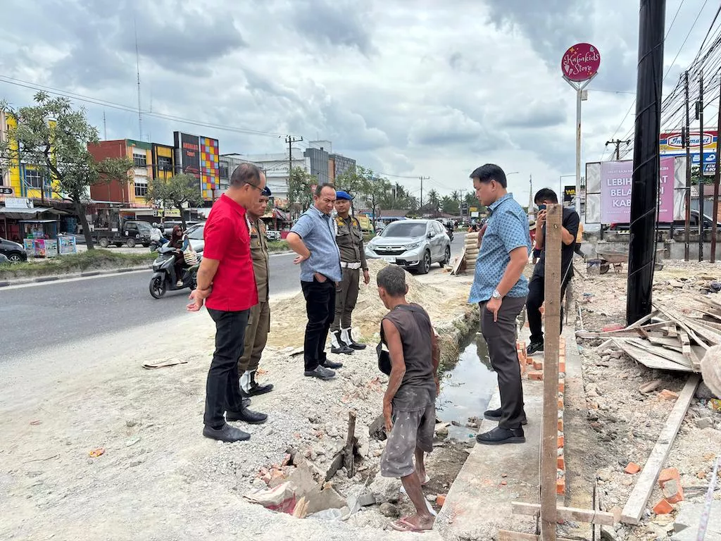 Dinilai Persempit Drainase, DPRD Pekanbaru Sidak Usaha Kuliner di HR Soebrantas