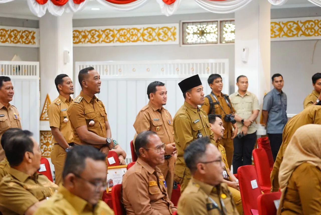 7 Kepala Desa di Riau Terima Hadiah Umroh Dari Plt Gubri