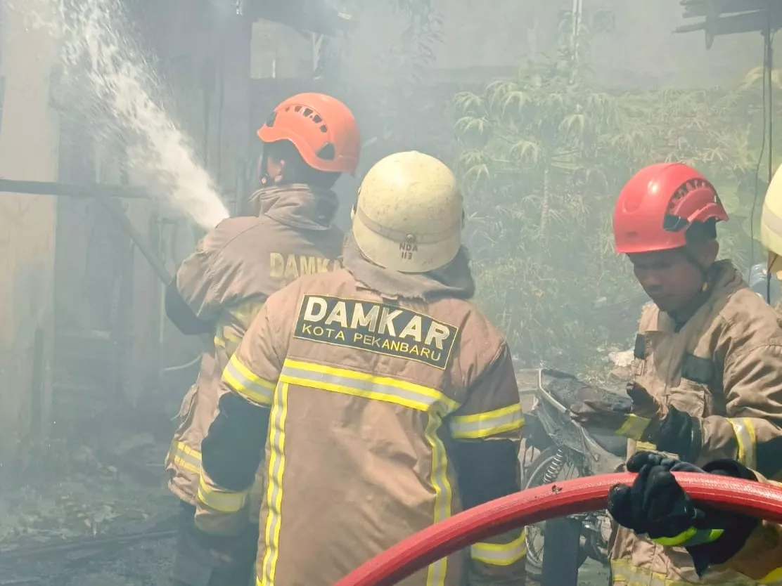 1 Rumah dan 2 Kios Hangus Terbakar di Jalan Cenderawasih Pekanbaru