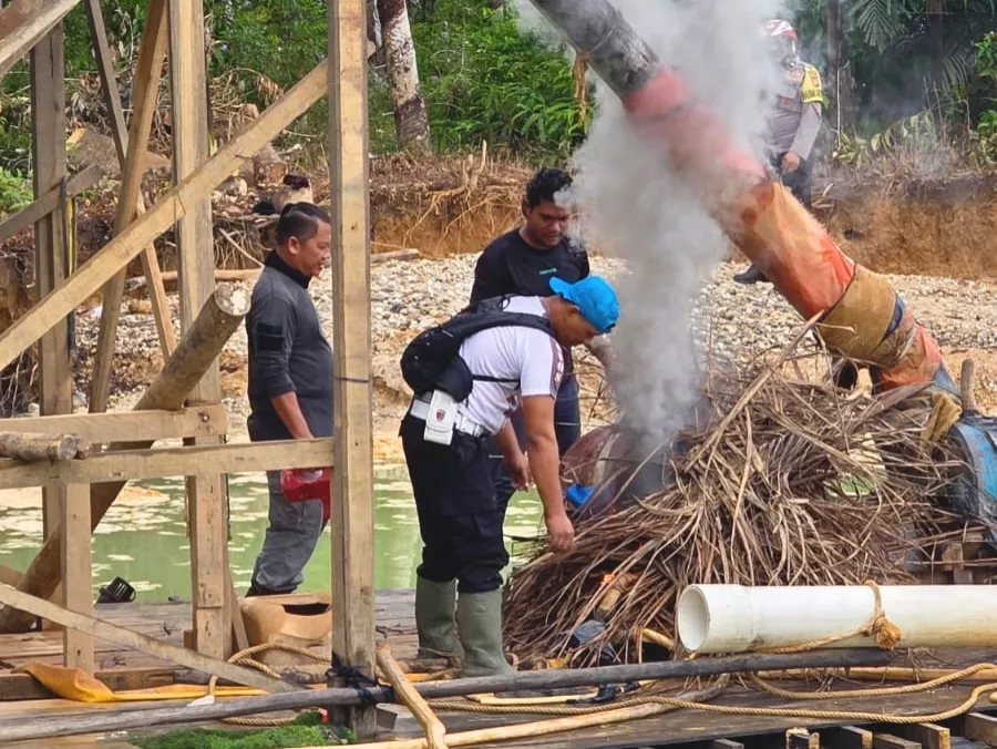 Polisi di Kuansing Tertibkan PETI, 10 Rakit Ilegal Dimusnahkan