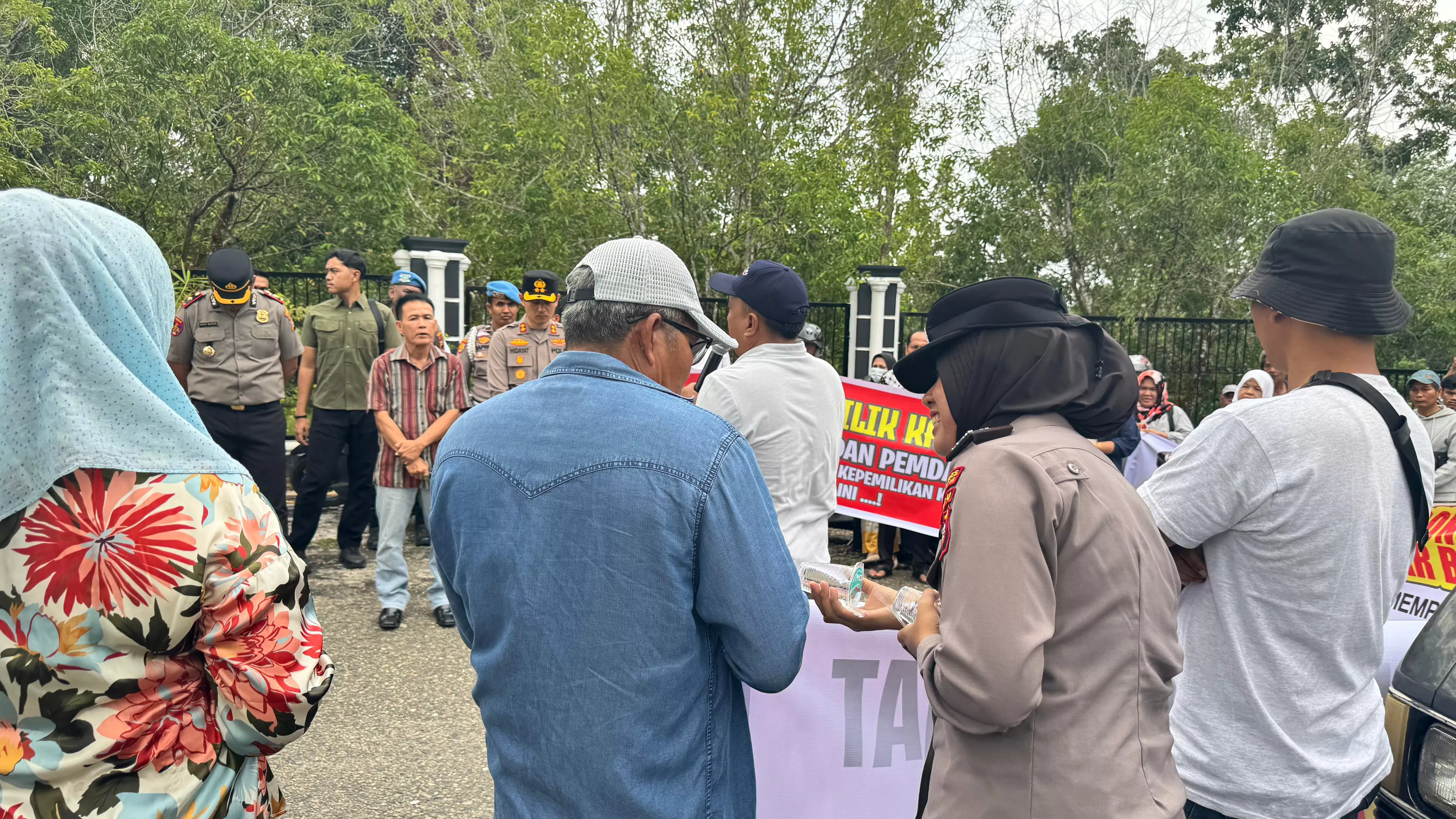 Humanis, Srikandi Polres Kuansing Bagikan Air Mineral ke Massa Aksi Damai