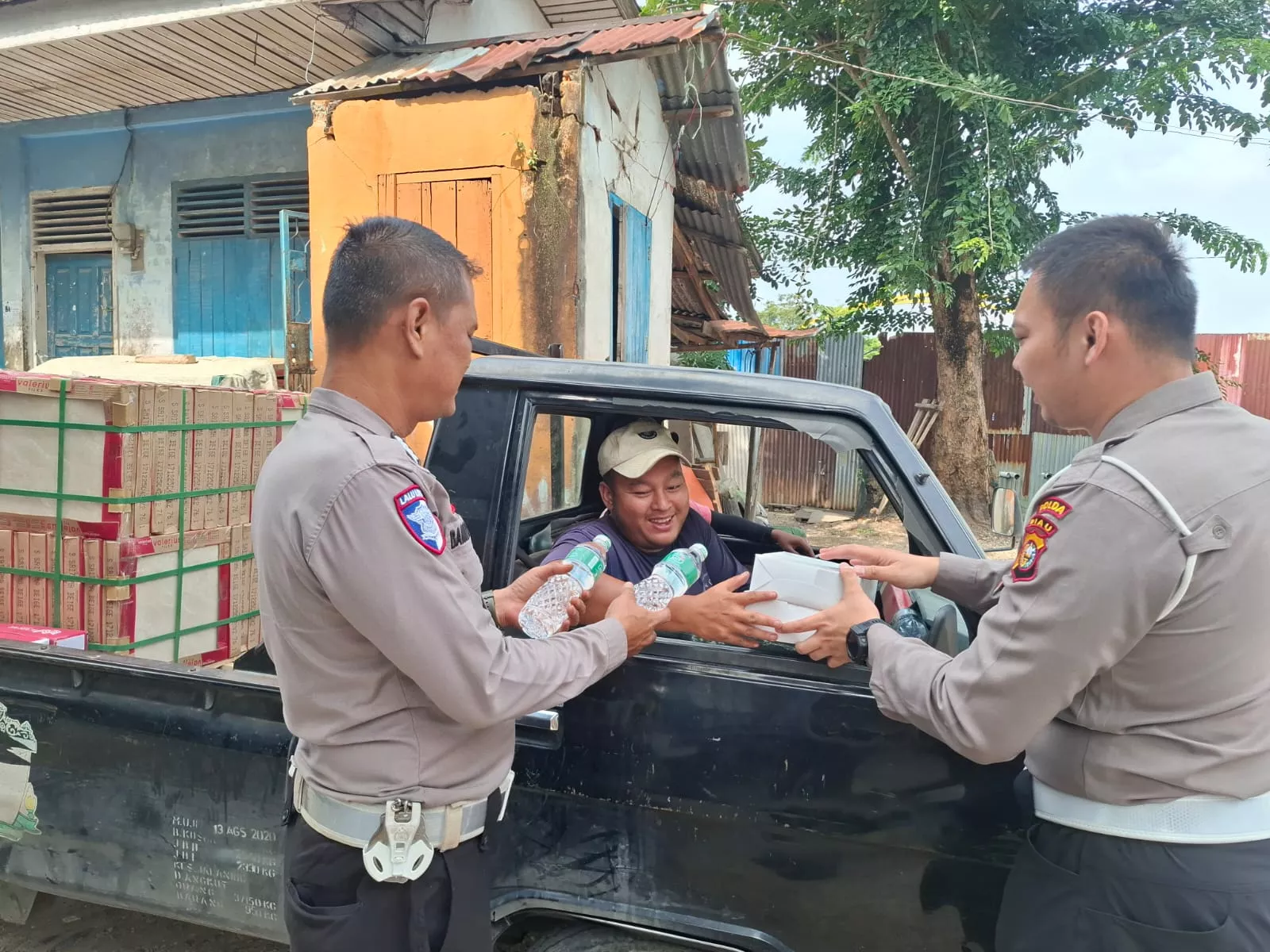 Bukan Tilang, Polantas Polda Riau Pilih Berbagi Lewat Jumat Barokah