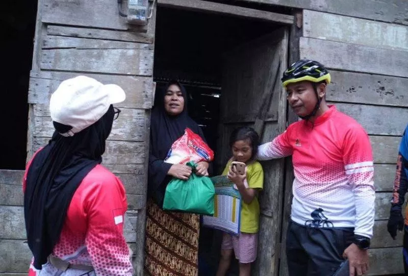 Sambut Ramadan, Bupati Kampar Door to Door Salurkan Sembako