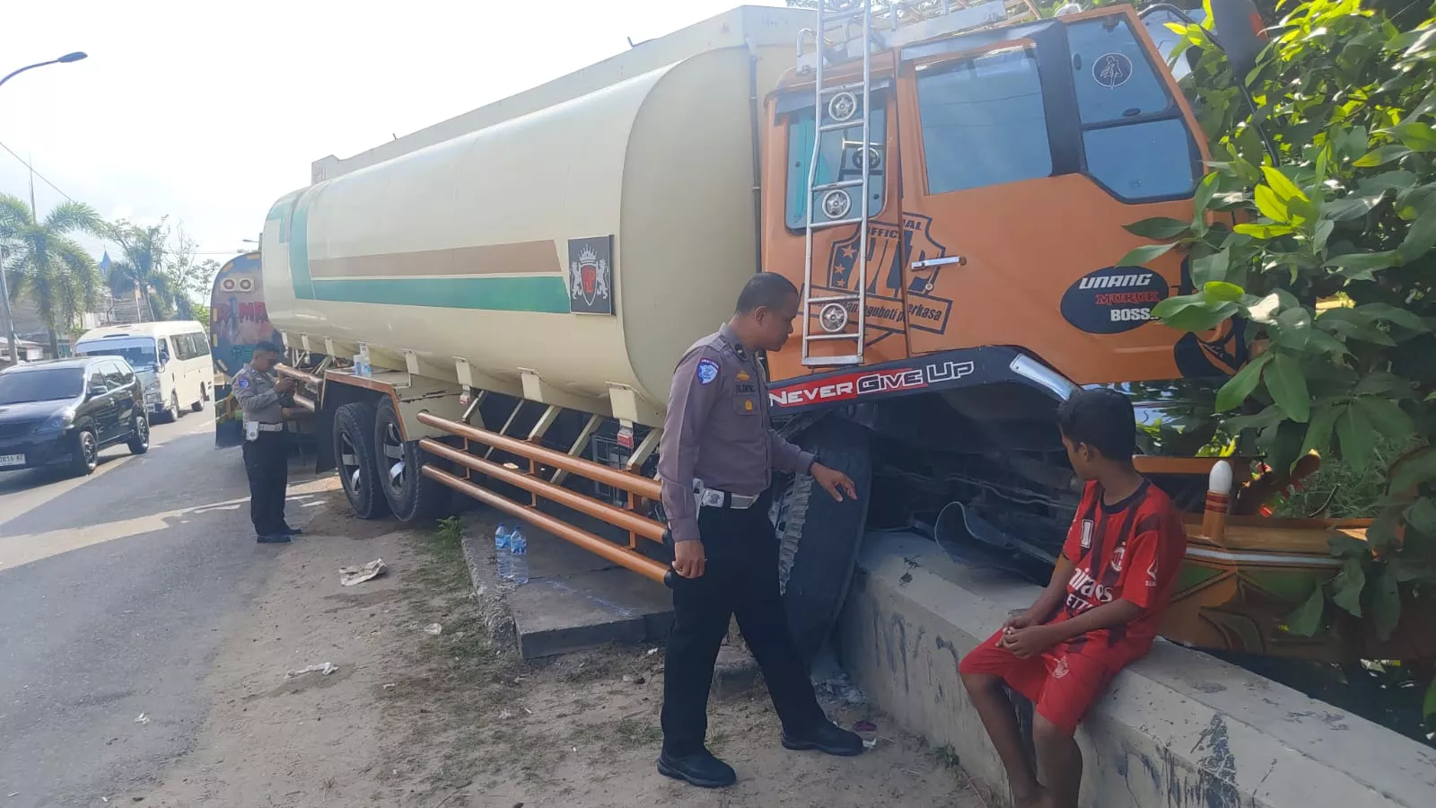 Truk Tangki CPO Tabrak Tronton Mogok di Mandau Bengkalis, Sopir Luka-luka