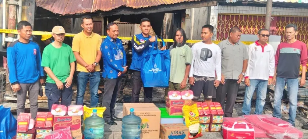 Dinsos Siak Salurkan Bantuan Logistik untuk Korban Kebakaran