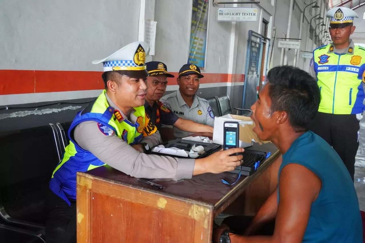 Operasi Keselamatan 2026, Satlantas Rohil Tes Alkohol Sopir di Jalinsum Riau-Sumut