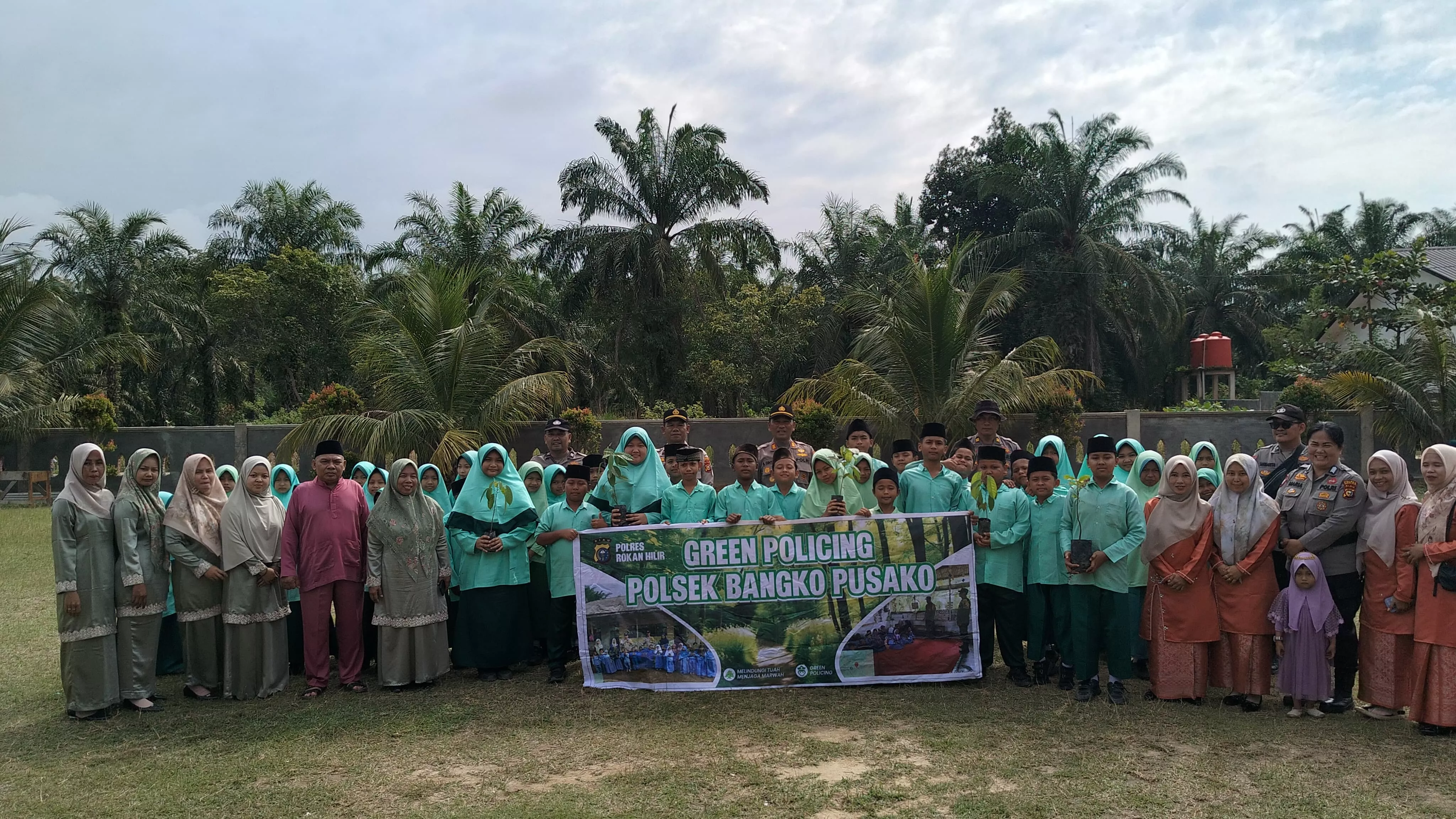 Polsek Bangko Pusako Gaungkan Green Policing, Tanam Matoa di Sekolah Bangko Jaya