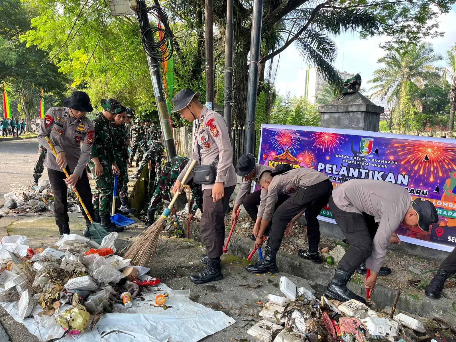 Tindaklanjuti Arahan Presiden Prabowo, Brimob Polda Riau Bersihkan Bundaran Keris