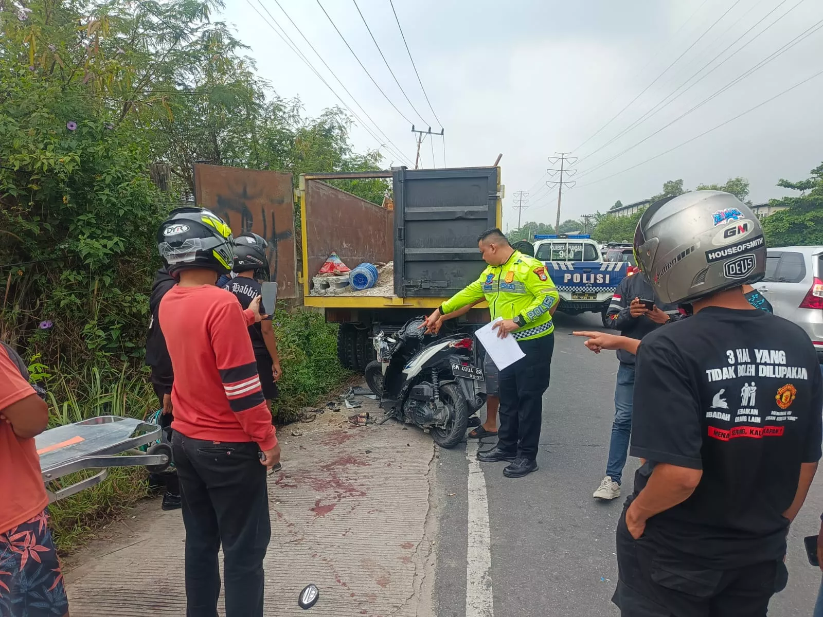 Bonceng Tiga, Motor Pelajar Tabrak Truk di Rumbai Pekanbaru, 1 Tewas