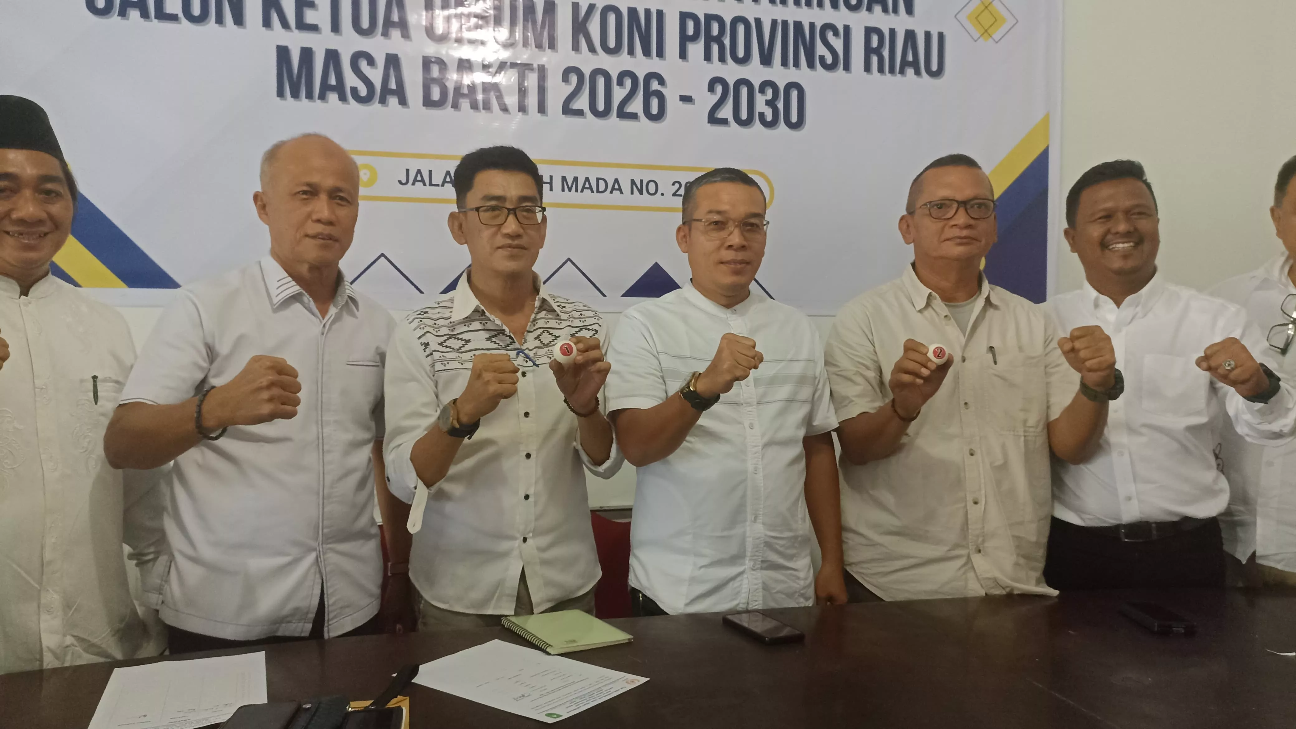 Edi Basri dan Iskandar Hoesin Resmi Ambil Formulir Calon Ketum KONI Riau 