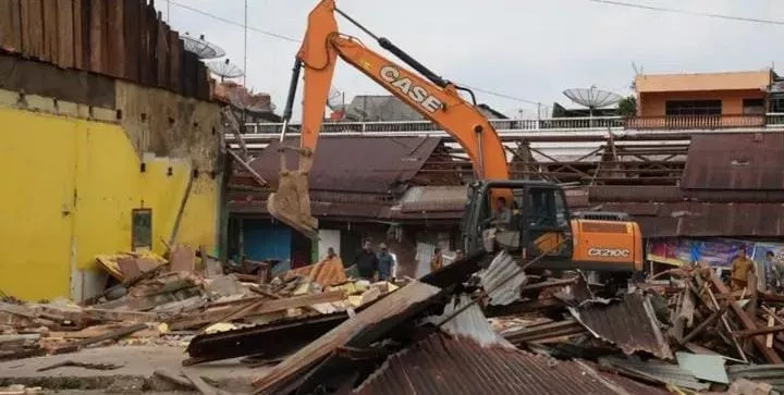 Tim Terpadu Pemkab Kuansing Bongkar 90 Kios Pasar Bawah Teluk Kuantan