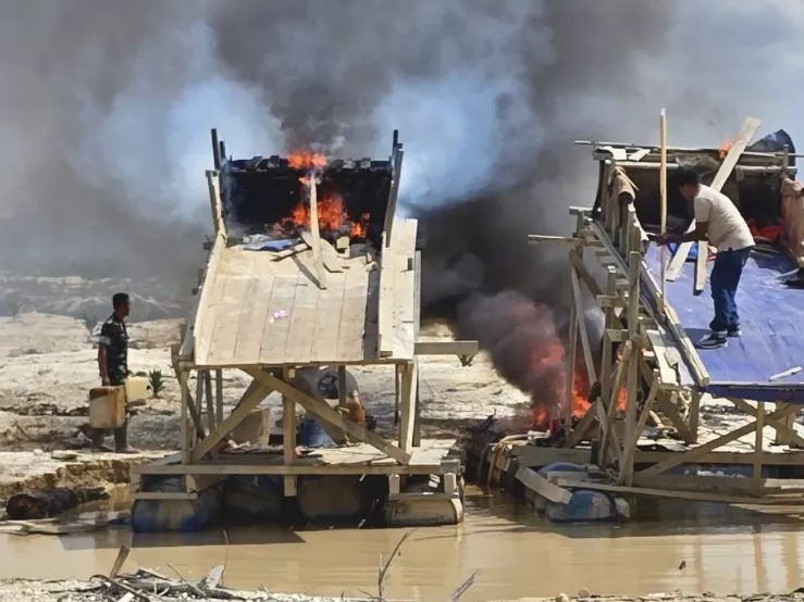 TNI-Polri Musnahkan 17 Rakit PETI di Kuansing