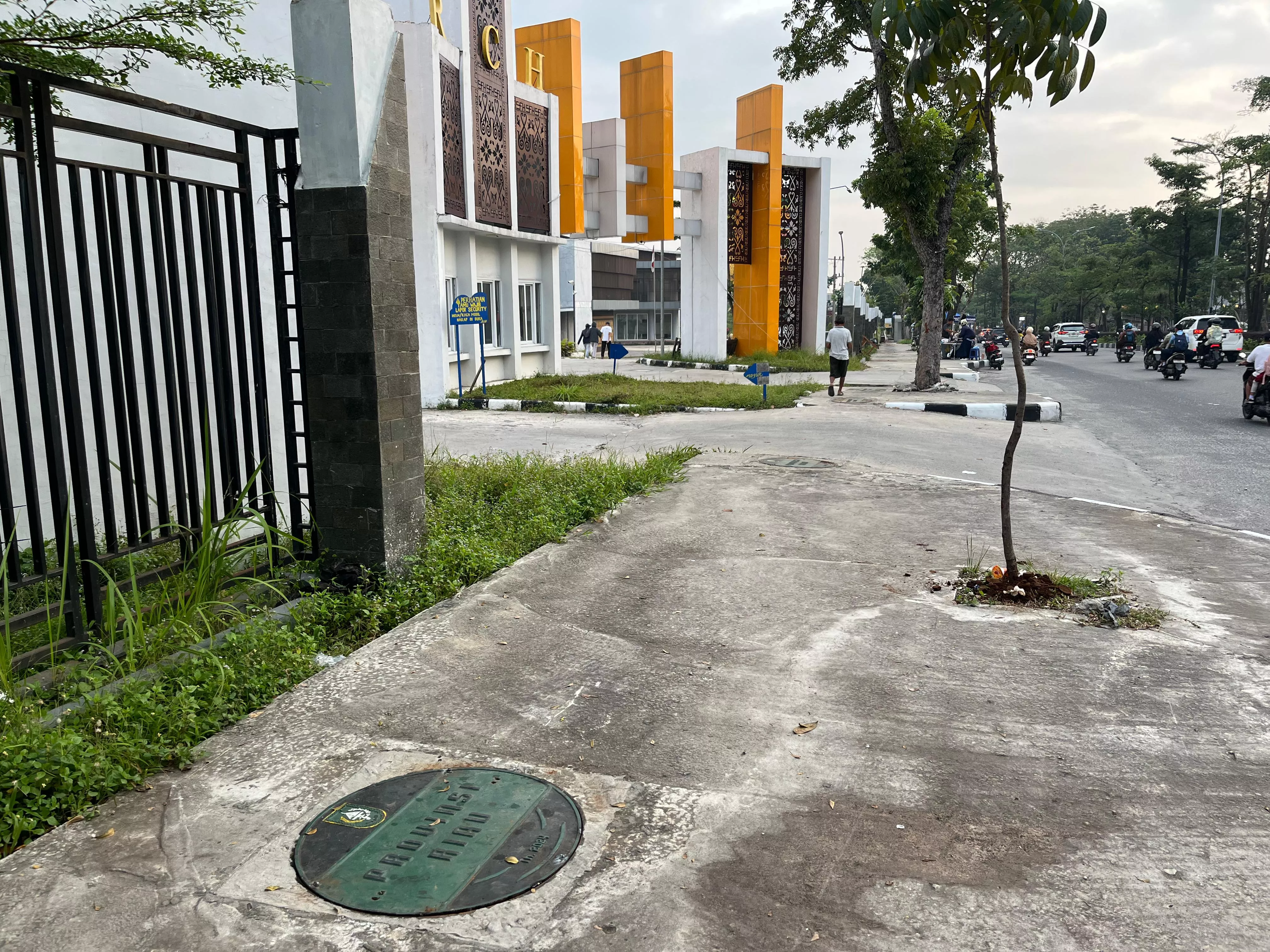 PUPR Riau Kembali Pasang Besi Penutup Drainase di Depan Gedung RCH