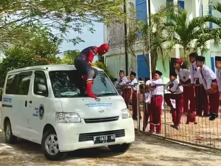 Spiderman Antar Makan Bergizi Gratis ke Murid SD di Bengkalis