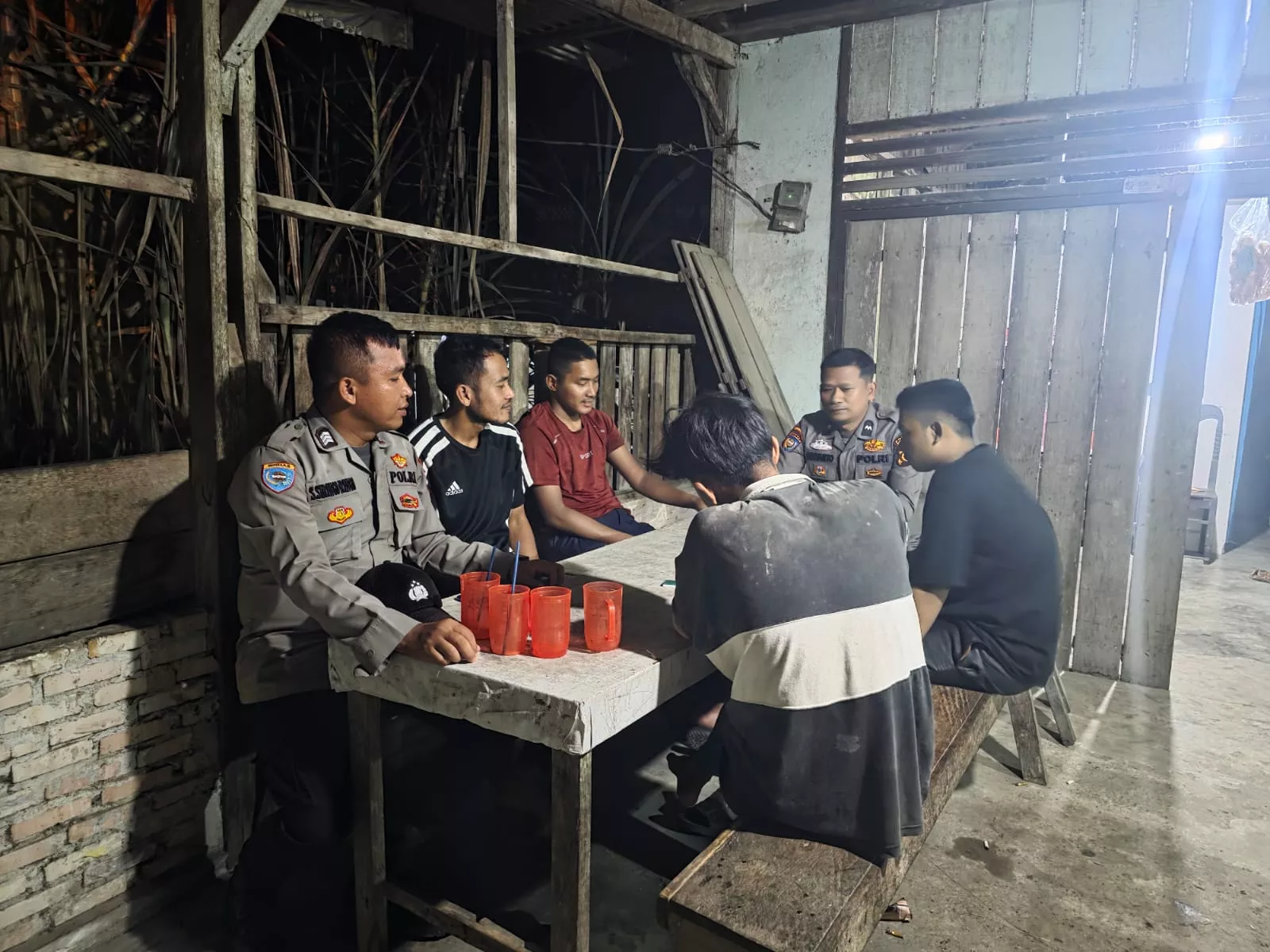 Polsek Bangko Pusako Gencarkan Sosialisasi Satkamling Melalui Patroli Malam