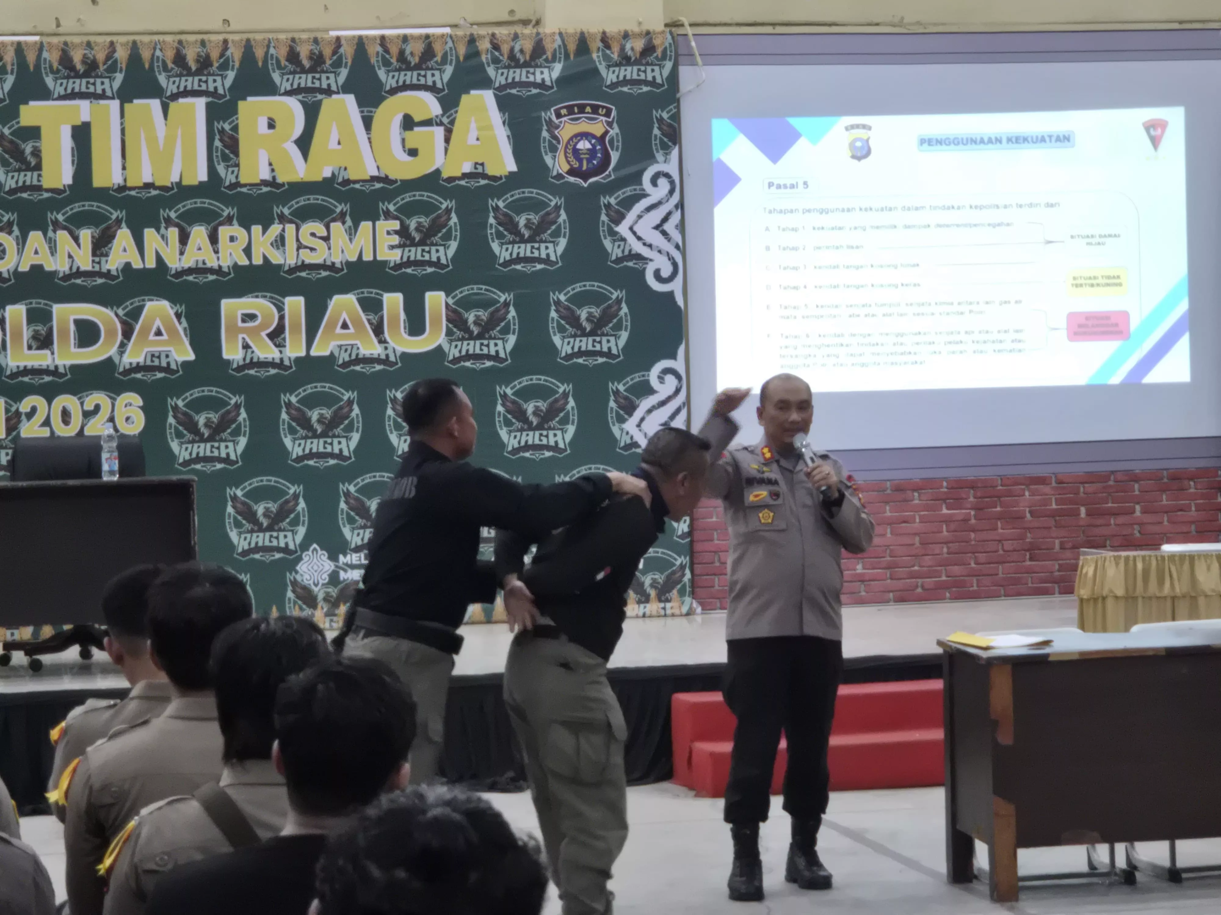 Kabag Ops Brimob Riau Latih Tim Raga Soal Perkap 1 Tahun 2009 di SPN