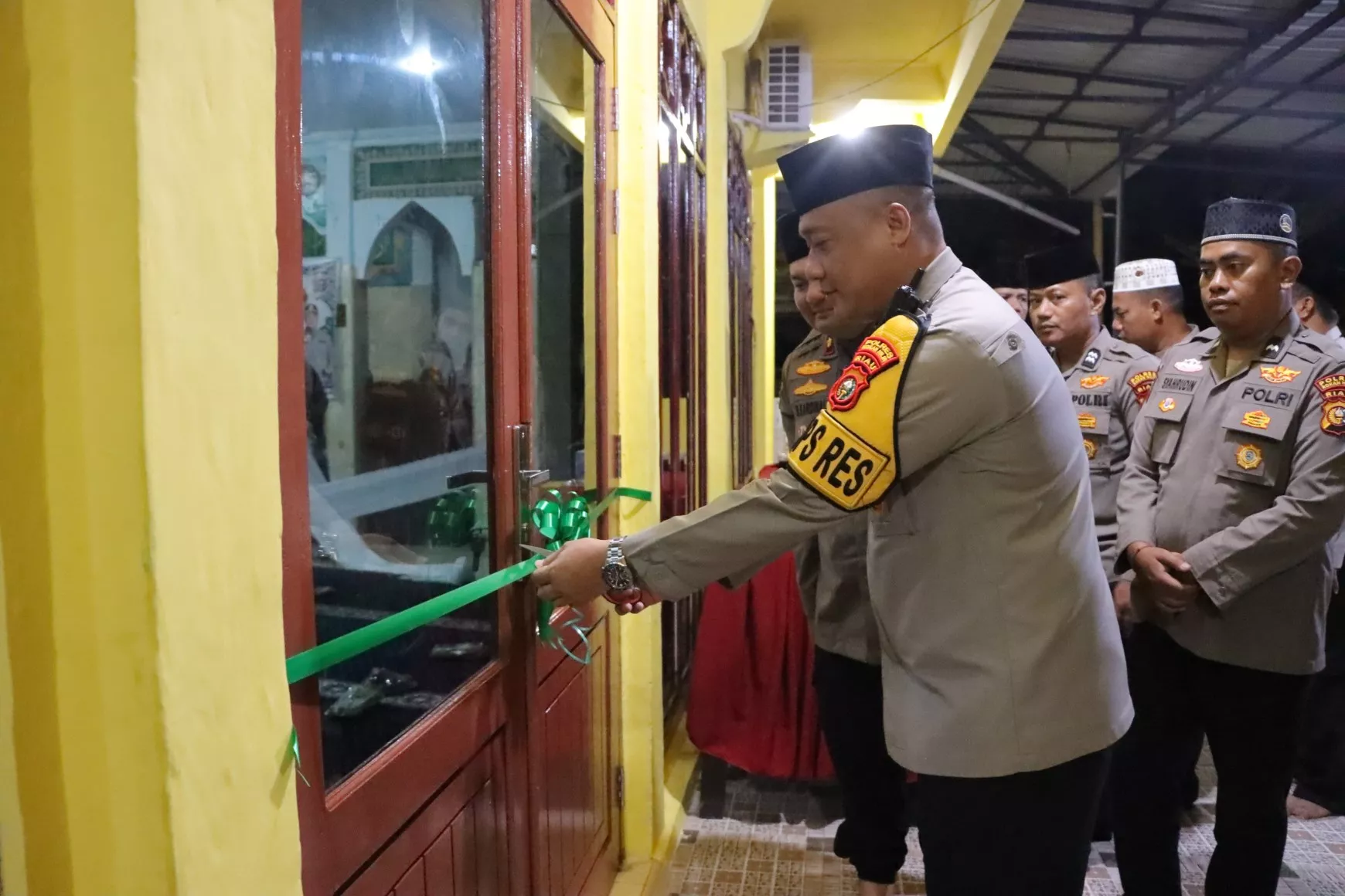 Kapolres Rohil Resmikan Masjid Al-Mu’min dan Santuni Anak Yatim di Bangko