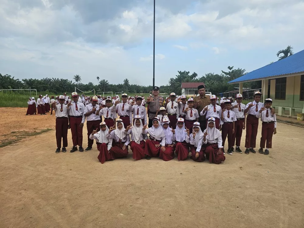 Bhabinkamtibmas Polsek Rimba Melintang Sampaikan Cinta Tanah Air di SDN 020 Teluk Pulau Hilir