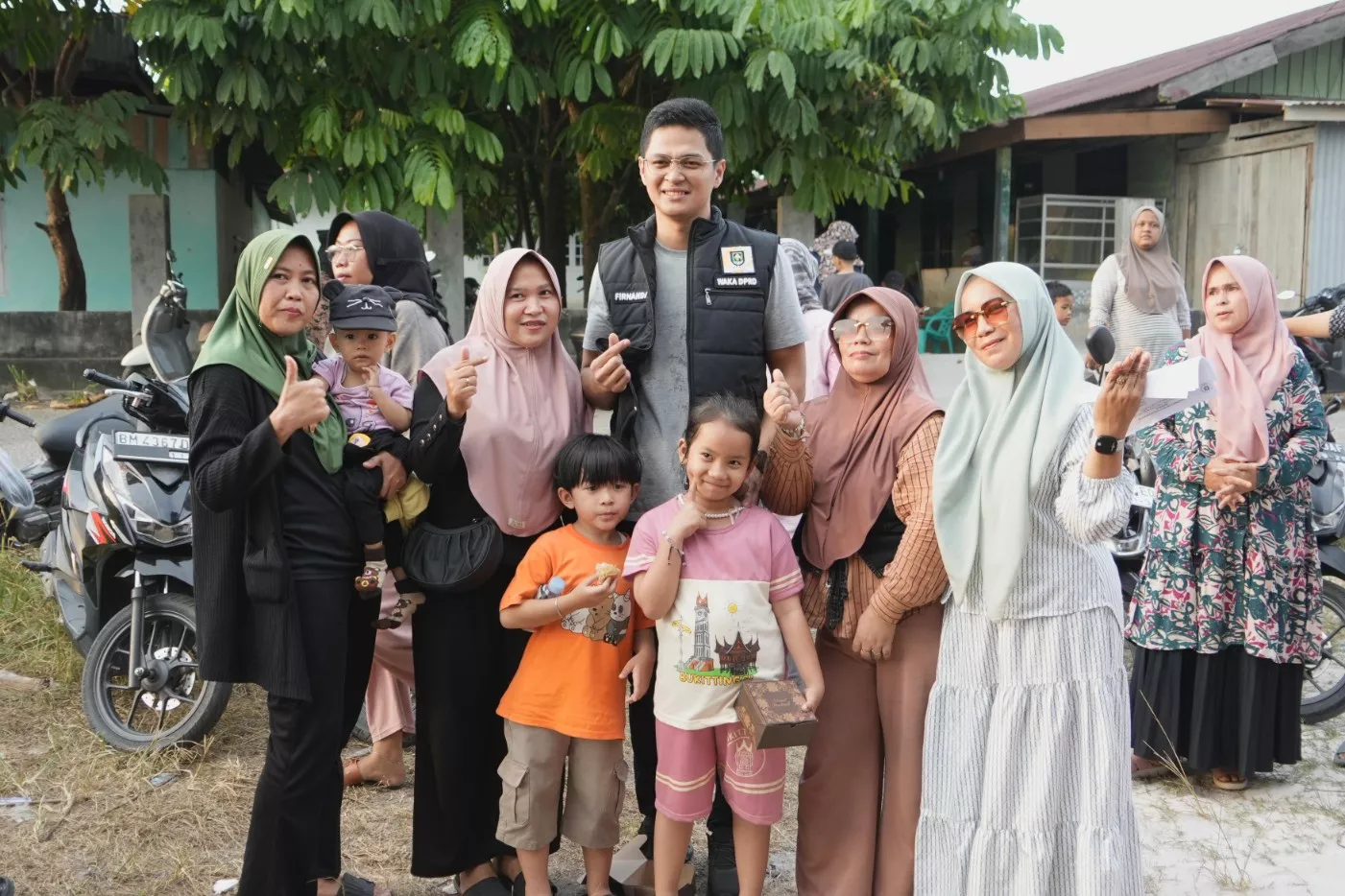 Reses Produktif, Hendrik Salurkan 40 Tangki Air dan Benahi Jalan Warga di Bengkalis