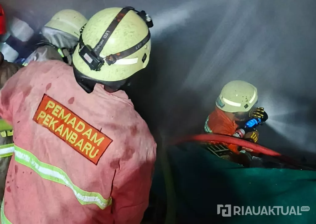 Toko Lampu Asia Elektrikal di Jalan Sudirman Pekanbaru Terbakar