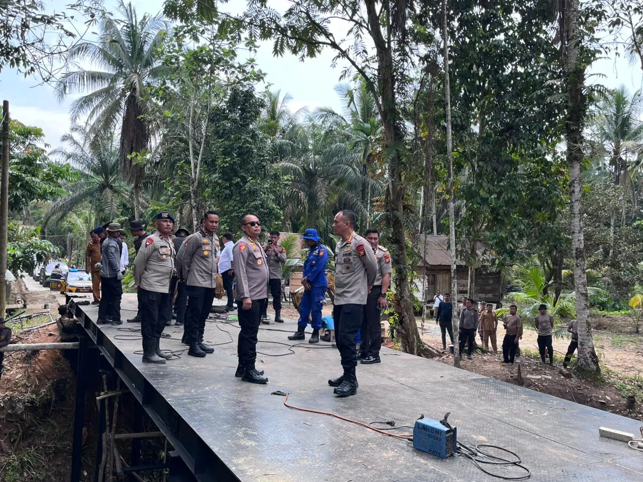 Dansat Brimob dan Karo Ops Polda Riau Tinjau Langsung Pembangunan Jembatan Darurat