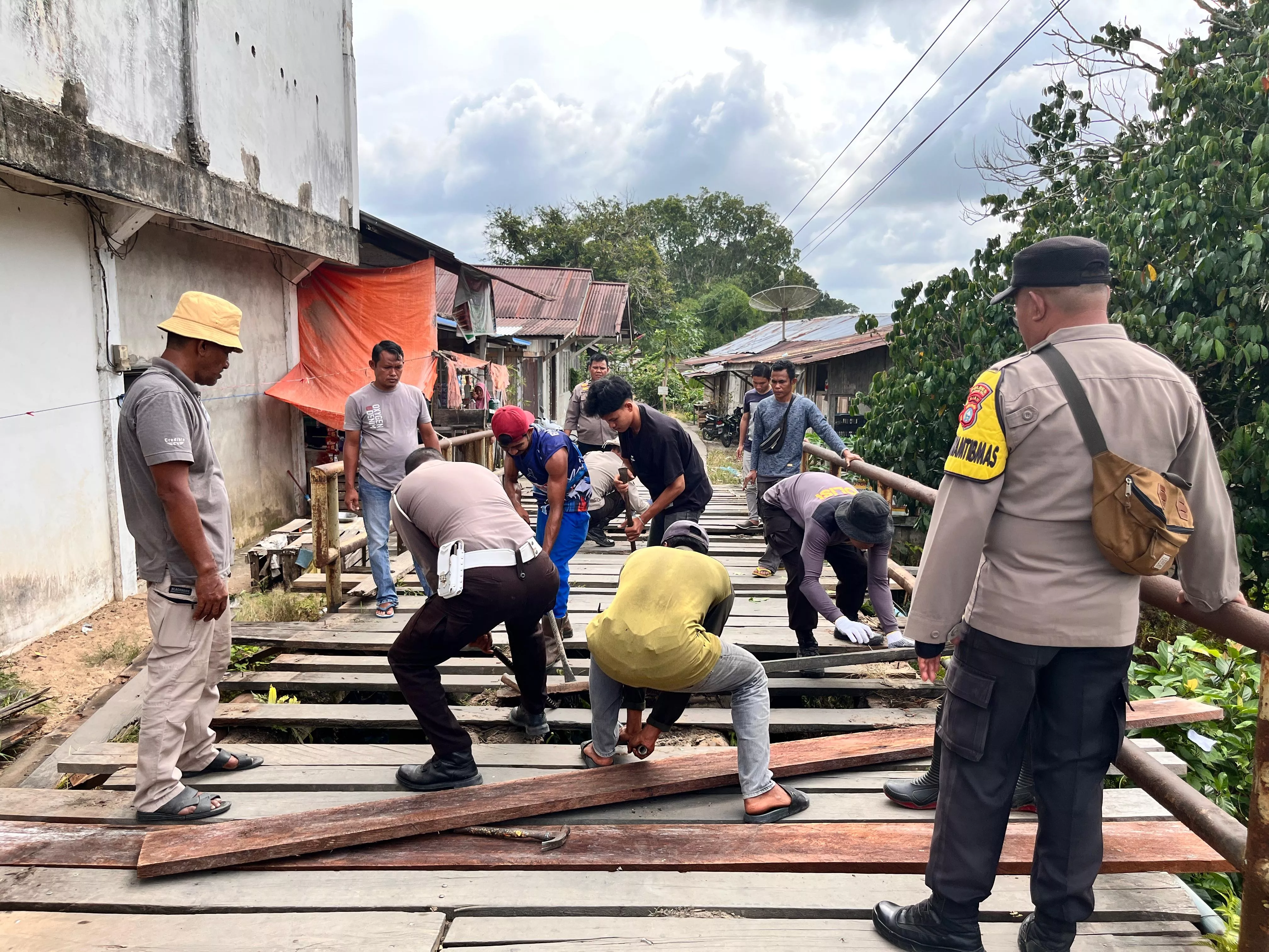 Polres Inhu Bangun Empat Jembatan Merah Putih
