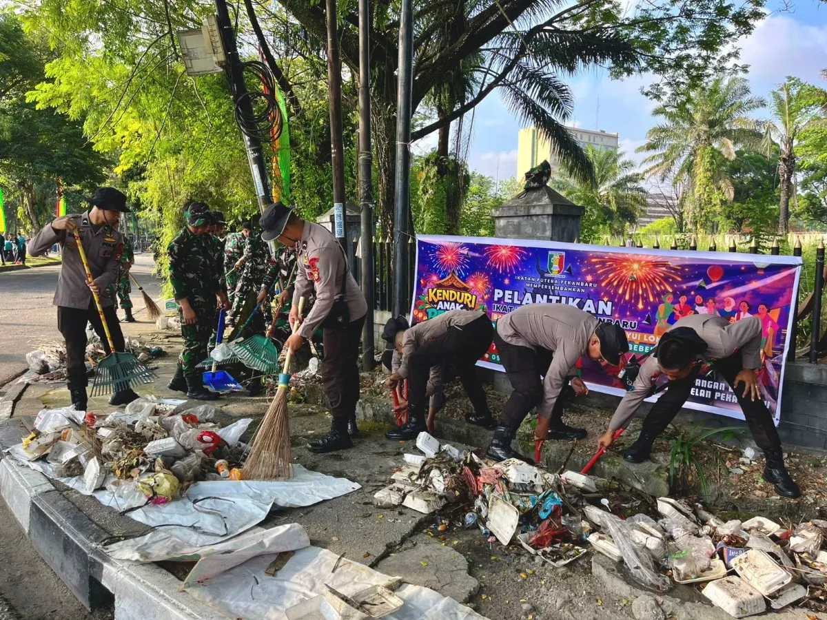 Polda Riau Bersama Pemko Pekanbaru Gotong Royong Bersih Lingkungan dan Fasilitas Publik